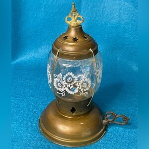 🏮 Brass Lantern/Candleholder w/Hand Painted Glass Globe w/Flower Motif. 1950’s